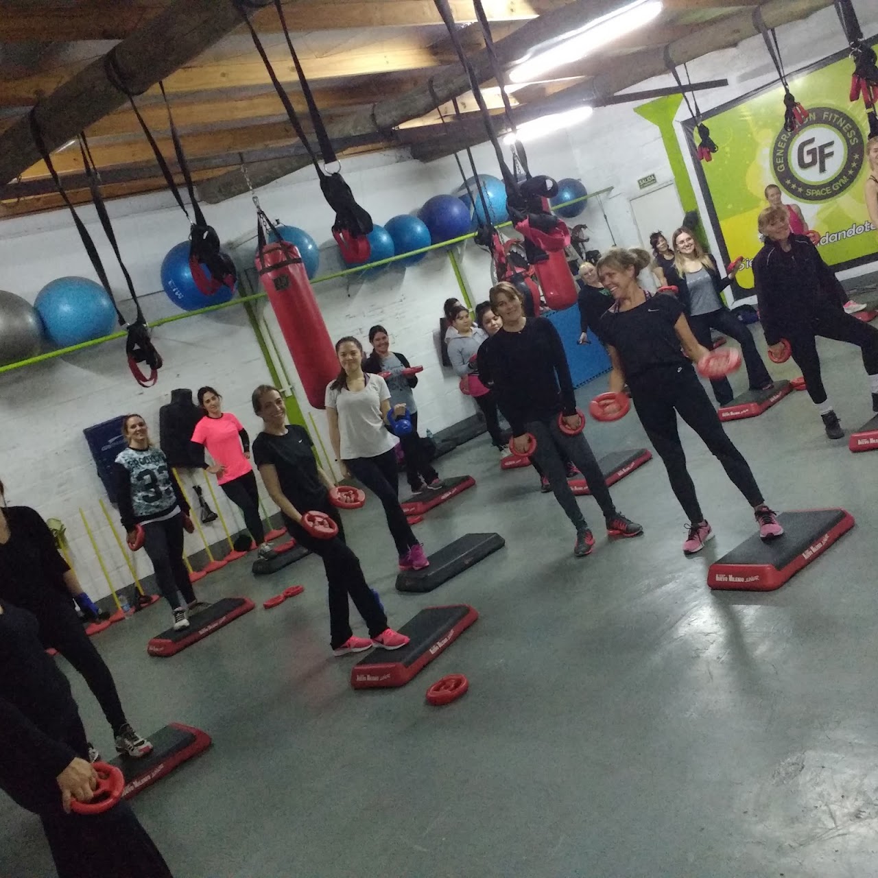 Clase grupal en vivo con instructor en GF Generación Fitness